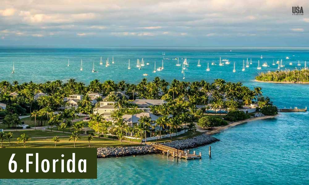 Tropical coastline in Florida with turquoise waters and palm trees, representing Florida as one of the best states to live in the USA in 2026 for its economy and tax benefits.
